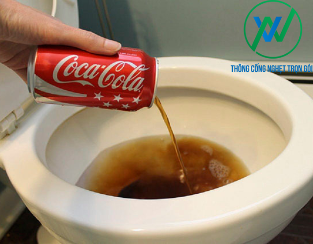 Ngâm Coca Cola trong bồn cầu