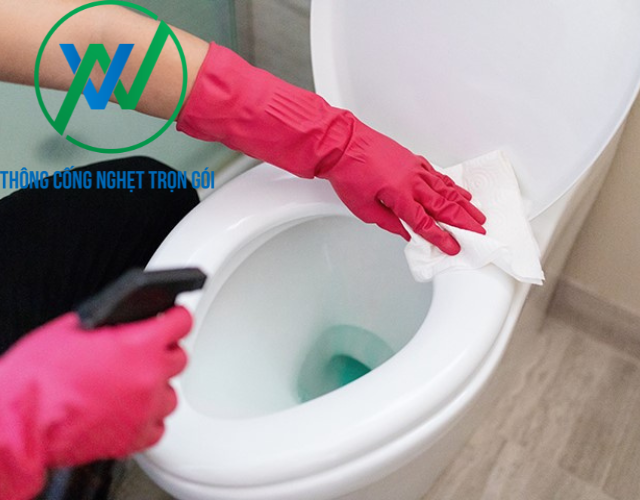 thông bồn cầu bằng máy hút bụi có hiệu quả không