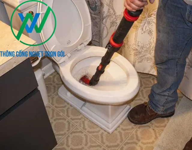 Khởi động máy hút bụi