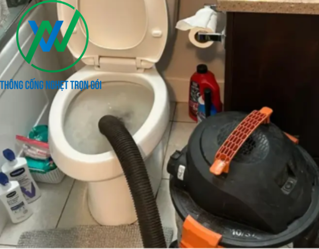 Gắn đầu hút vào miệng bồn cầu