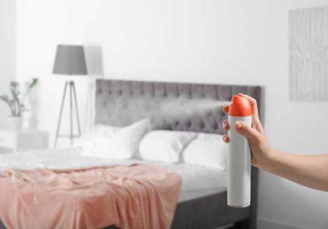 Sử dụng các sản phẩm xịt khử mùi chuyên dụng