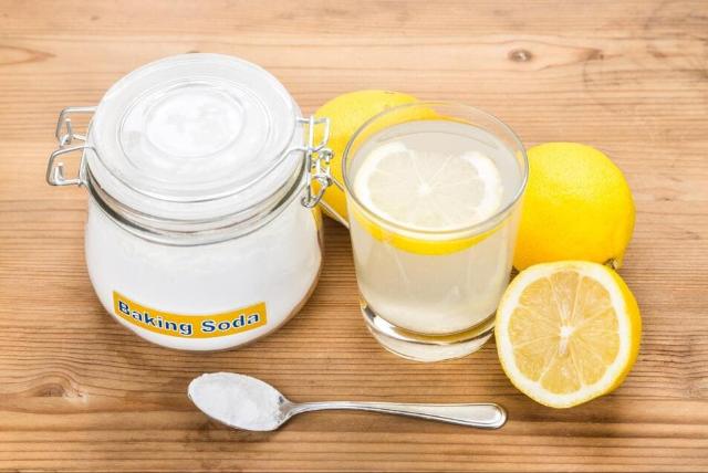Dùng nguyên liệu tự nhiên: baking soda,