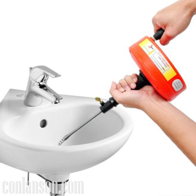Dùng máy thông cống mini tại nhà