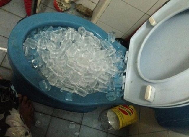 Công dụng của đá lạnh trong thông tắc bồn cầu