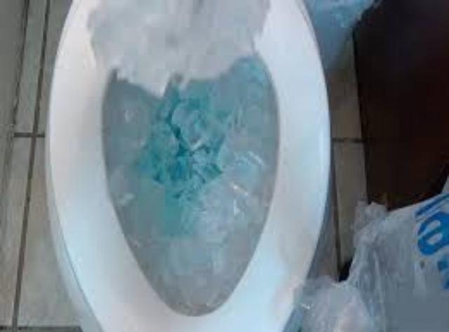 Đổ đá lạnh vào bồn cầu