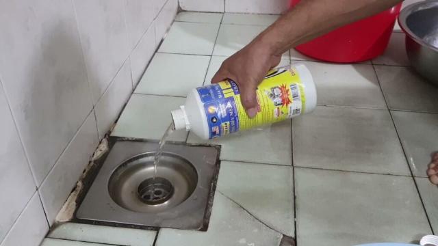 Sử dụng bột, hóa chất thông cống an toàn